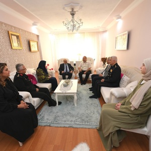 2025 #AileYılı kapsamında, Kurban Bayramı vesilesiyle Valimiz Sayın İsmail USTAOĞLU, İl Protokolümüzün Saygıdeğer üyeleri ve İl Müdürümüz Sayın Emine BÖÇKÜN ile birlikte, Aziz Şehidimiz  Ömer Faruk BOL’un Kıymetli Ailesini Evlerinde Ziyaret Etti. - fotoğraf 2