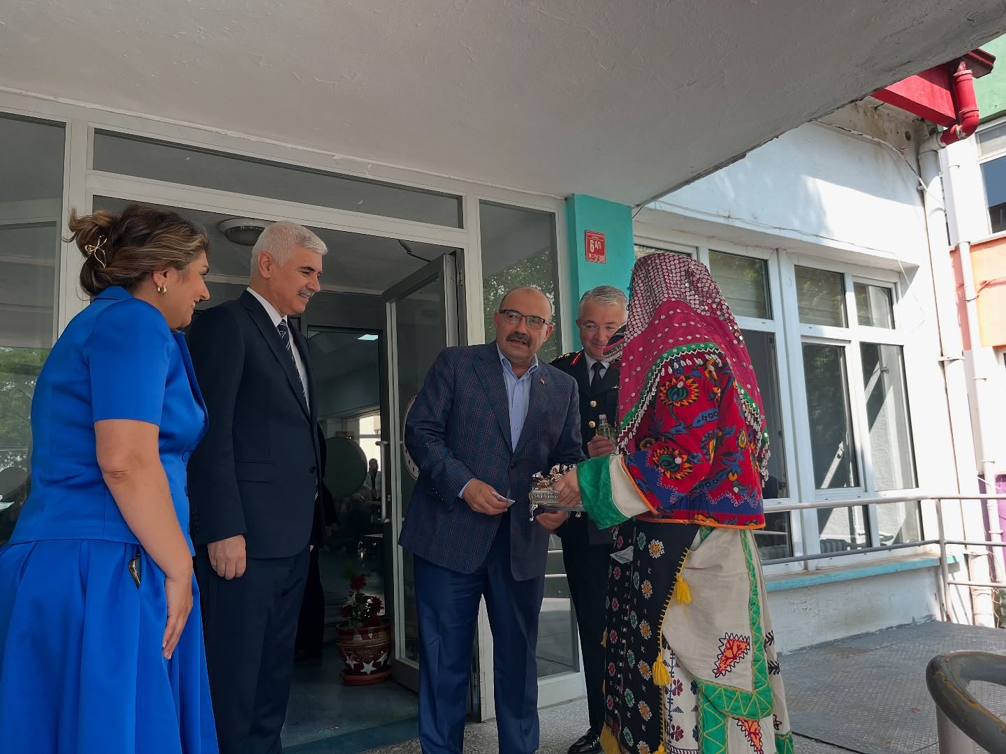 2025 #AileYılı kapsamında; Kurban Bayramı vesilesiyle, Valimiz Sayın İsmail USTAOĞLU, İl Protokolünüzün Saygıdeğer Üyeleri ve beraberinde İl Müdürümüz Sayın Emine BÖÇKÜN, Balıkesir Yaşlı Bakım ve Rehabilitasyon Merkezi Müdürlüğümüzdeki Sakinlerimiz ile Bayramlaştı.