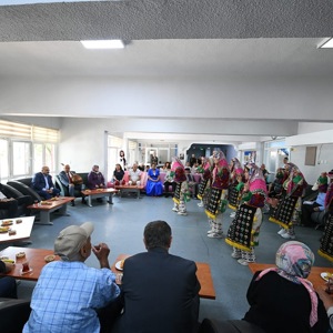 2025 #AileYılı kapsamında; Kurban Bayramı vesilesiyle, Valimiz Sayın İsmail USTAOĞLU, İl Protokolünüzün Saygıdeğer Üyeleri ve beraberinde İl Müdürümüz Sayın Emine BÖÇKÜN, Balıkesir Yaşlı Bakım ve Rehabilitasyon Merkezi Müdürlüğümüzdeki Sakinlerimiz ile Bayramlaştı. - fotoğraf 5