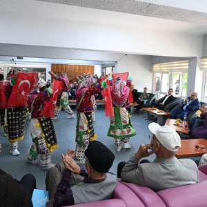 2025 #AileYılı kapsamında; Kurban Bayramı vesilesiyle, Valimiz Sayın İsmail USTAOĞLU, İl Protokolünüzün Saygıdeğer Üyeleri ve beraberinde İl Müdürümüz Sayın Emine BÖÇKÜN, Balıkesir Yaşlı Bakım ve Rehabilitasyon Merkezi Müdürlüğümüzdeki Sakinlerimiz ile Bayramlaştı. - fotoğraf 3