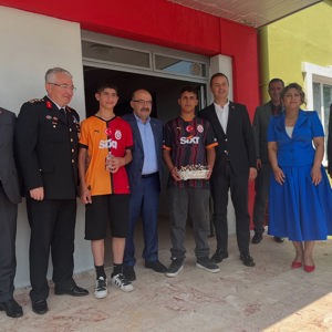 Kurban Bayramı vesilesiyle, Valimiz Sayın İsmail USTAOĞLU ve beraberinde İl Müdürümüz Sayın Emine BÖÇKÜN, Ayten Burhan Erdayı Çocukevleri Sitesi Merkezi Müdürlüğümüzdeki Çocuklarımız ile Bayramlaştı. - fotoğraf 9