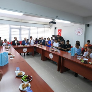 Kurban Bayramı vesilesiyle, Valimiz Sayın İsmail USTAOĞLU ve beraberinde İl Müdürümüz Sayın Emine BÖÇKÜN, Ayten Burhan Erdayı Çocukevleri Sitesi Merkezi Müdürlüğümüzdeki Çocuklarımız ile Bayramlaştı. - fotoğraf 8