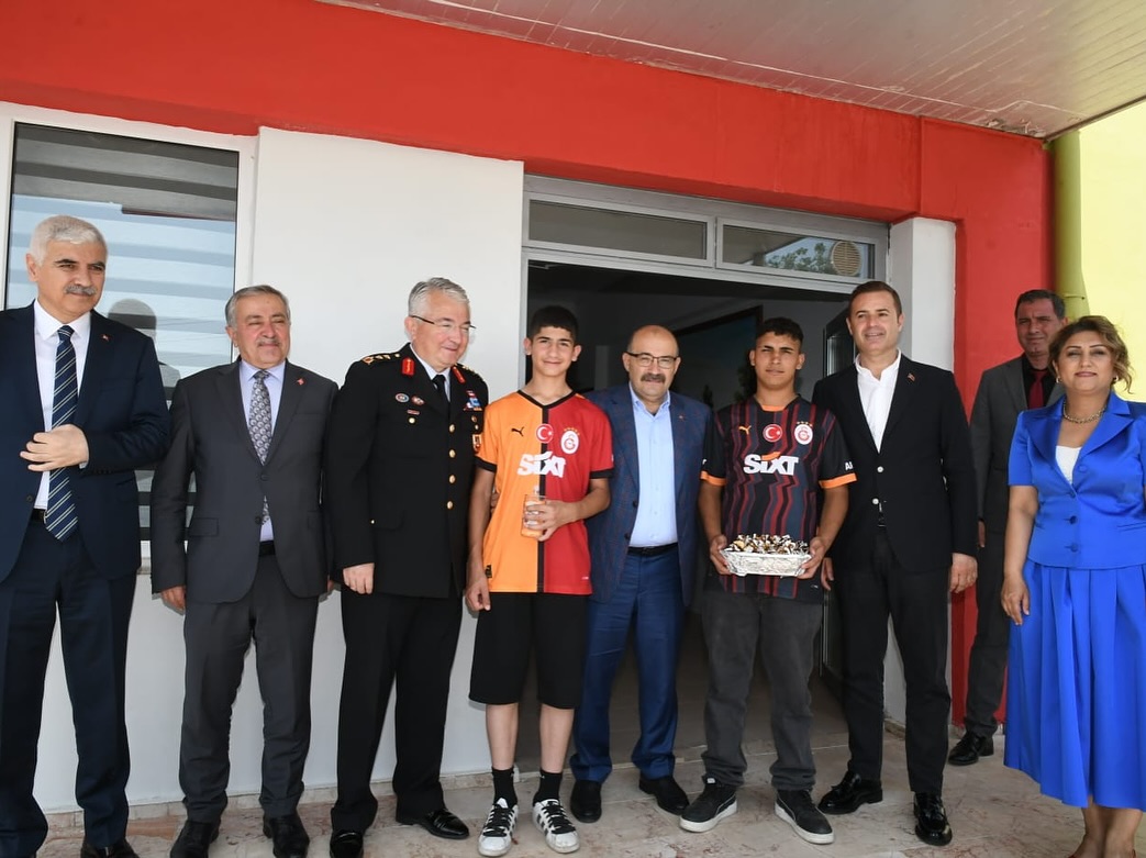 Kurban Bayramı vesilesiyle, Valimiz Sayın İsmail USTAOĞLU ve beraberinde İl Müdürümüz Sayın Emine BÖÇKÜN, Ayten Burhan Erdayı Çocukevleri Sitesi Merkezi Müdürlüğümüzdeki Çocuklarımız ile Bayramlaştı.