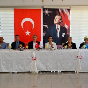 Valimiz Dr. Hülya Kaya ve İl Müdürümüz Arif Laçin Kurban Bayramı Vesilesiyle Yalova Huzurevi Yaşlı Bakım ve Rehabilitasyon Merkezi’nde hizmet alan kıymetli büyüklerimizi  Ziyaret Etti - fotoğraf 2