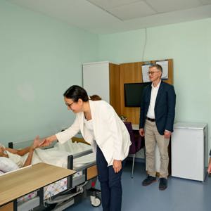 Valimiz Dr. Hülya Kaya ve İl Müdürümüz Arif Laçin Kurban Bayramı Vesilesiyle Yalova Huzurevi Yaşlı Bakım ve Rehabilitasyon Merkezi’nde hizmet alan kıymetli büyüklerimizi  Ziyaret Etti - fotoğraf 1