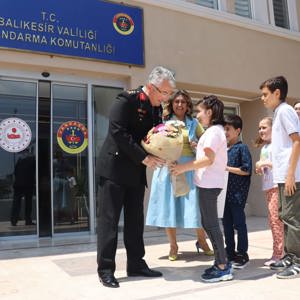 2025 #AileYılı kapsamında; Jandarma Teşkilatımızın 186. Kuruluş Yıldönümünü Kutlamak amacıyla İl Müdürümüz Sayın Emine BÖÇKÜN ve Kıymetli Çocuklarımız, İl Jandarma Komutanımız Sayın Tümgeneral Nurettin ALKAN’ı Makamında Ziyaret Etti. - fotoğraf 1