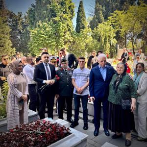 İl Müdürümüz Sn. Ömer TURAN, Valimiz Sn. Davut GÜL ile Beraber Kurban Bayramı Arifesinde ilk Olarak Vatanımız için Canlarını Feda Eden Şehitlerimizin Kabirlerini Ziyaret Etti. - fotoğraf 1