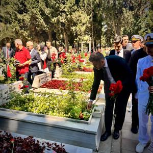 İl Müdürümüz Sn. Ömer TURAN, Valimiz Sn. Davut GÜL ile Beraber Kurban Bayramı Arifesinde ilk Olarak Vatanımız için Canlarını Feda Eden Şehitlerimizin Kabirlerini Ziyaret Etti. - fotoğraf 4