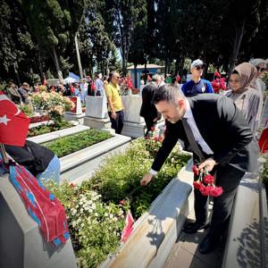 İl Müdürümüz Sn. Ömer TURAN, Valimiz Sn. Davut GÜL ile Beraber Kurban Bayramı Arifesinde ilk Olarak Vatanımız için Canlarını Feda Eden Şehitlerimizin Kabirlerini Ziyaret Etti. - fotoğraf 5