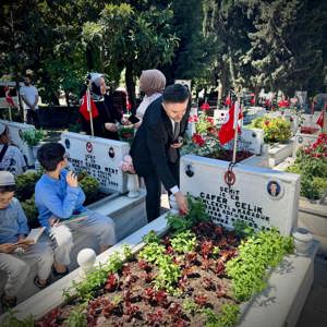 İl Müdürümüz Sn. Ömer TURAN, Valimiz Sn. Davut GÜL ile Beraber Kurban Bayramı Arifesinde ilk Olarak Vatanımız için Canlarını Feda Eden Şehitlerimizin Kabirlerini Ziyaret Etti. - fotoğraf 3
