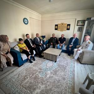 İl Müdürümüz Sn. Ömer TURAN, Valimiz Sn. Davut GÜL ile Kurban Bayramı Arifesinde Gazimiz Er Hikmet Çay ve Kıymetli Ailesine Bayram Ziyaretinde Bulundu. - fotoğraf 2