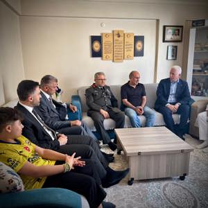İl Müdürümüz Sn. Ömer TURAN, Valimiz Sn. Davut GÜL ile Kurban Bayramı Arifesinde Gazimiz Er Hikmet Çay ve Kıymetli Ailesine Bayram Ziyaretinde Bulundu. - fotoğraf 1