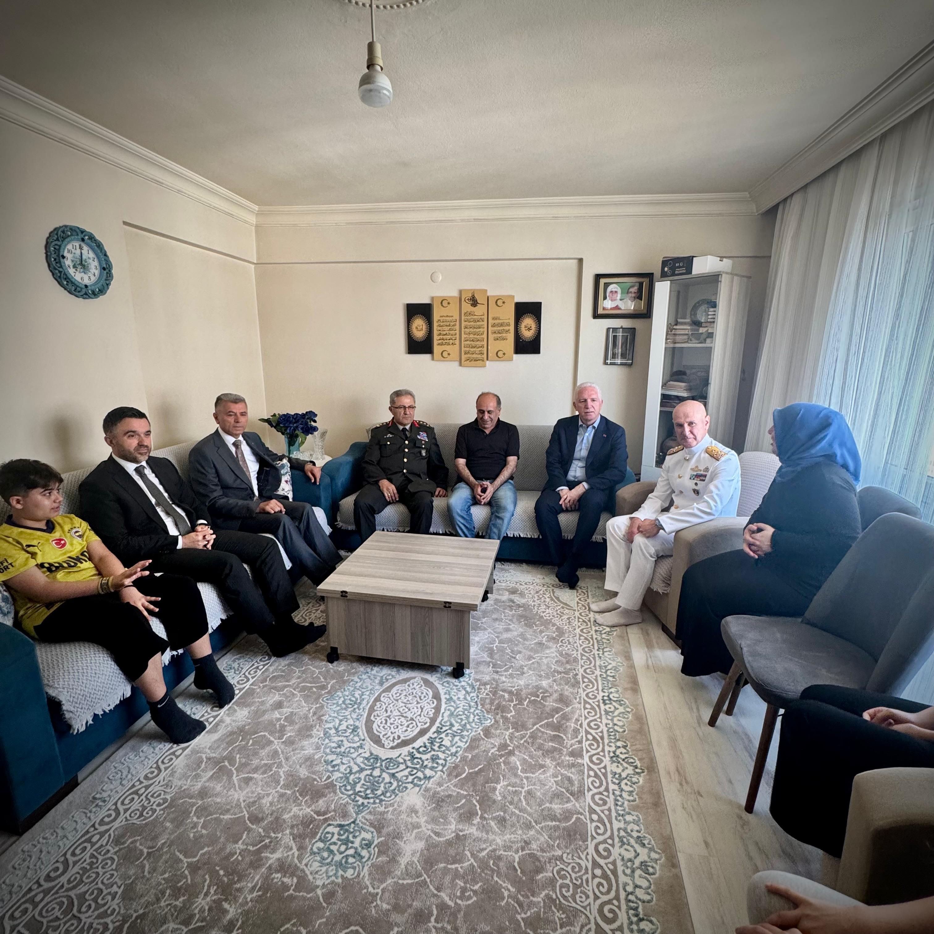 İl Müdürümüz Sn. Ömer TURAN, Valimiz Sn. Davut GÜL ile Kurban Bayramı Arifesinde Gazimiz Er Hikmet Çay ve Kıymetli Ailesine Bayram Ziyaretinde Bulundu.