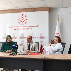 Terk Edilen Rus Bebek, İl Müdürümüz Galip SÖKMEN Tarafından Rus Yetkililerine Teslim Edildi - fotoğraf 1