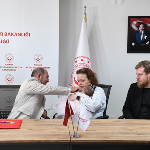 Terk Edilen Rus Bebek, İl Müdürümüz Galip SÖKMEN Tarafından Rus Yetkililerine Teslim Edildi - fotoğraf 3