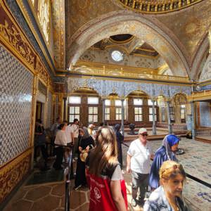 2025 'Aile Yılı' kapsamında "Ailemiz İnancımız, Geleneğimiz, Değerlerimiz" Temasıyla Şehit Yakınlarımız ile Topkapı Sarayını Ziyaret Ediyoruz. - fotoğraf 6