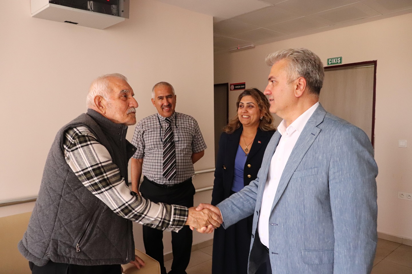 2025 #AileYılı kapsamında; Balıkesir Milletvekilimiz Sayın Mustafa CANBEY ve İl Müdürümüz Sayın Emine BÖÇKÜN, Karesi Yaşlı Bakım ve Rehabilitasyon Merkezi Müdürlüğümüzdeki Kıymetli Büyüklerimizi Ziyaret Etti.