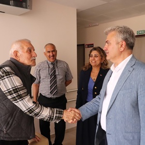 2025 #AileYılı kapsamında; Balıkesir Milletvekilimiz Sayın Mustafa CANBEY ve İl Müdürümüz Sayın Emine BÖÇKÜN, Karesi Yaşlı Bakım ve Rehabilitasyon Merkezi Müdürlüğümüzdeki Kıymetli Büyüklerimizi Ziyaret Etti. - fotoğraf 1