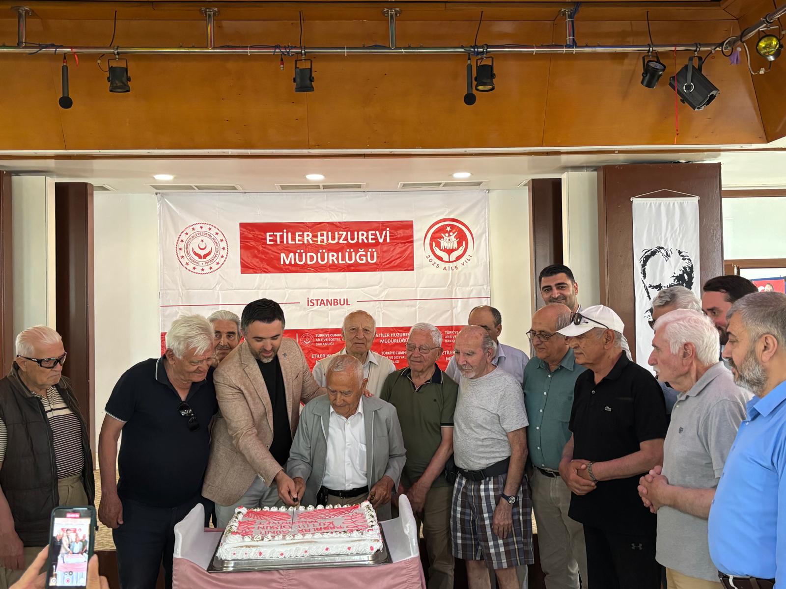 İl Müdürümüz Sn. Ömer TURAN, Etiler Huzurevimizde Düzenlenen Babalar Günü Programında Kıymetli Büyüklerimiz ile Bir Araya Geldi.