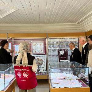 2025 Aile Yılı kapsamında "Ailemiz Geleceğimiz, Değerlerimiz" mottosuyla, Muharip Gazilerimiz eşliğinde Mübadele Müzesi gezisi düzenlenmiştir. - fotoğraf 3