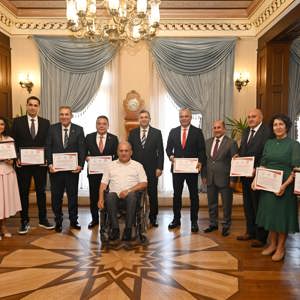 Valimiz Hulusi ŞAHİN tarafından Erişilebilirlik Belgesi Almaya Hak Kazanan Kurum/Kuruluşlara Belgeleri Takdim Edildi - fotoğraf 1