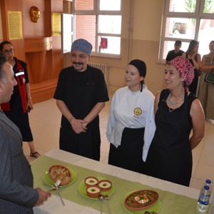 2025 "Aile Yılı" etkinlikleri kapsamında Aileler arasında yemek yarışması düzenlendi. - fotoğraf 2
