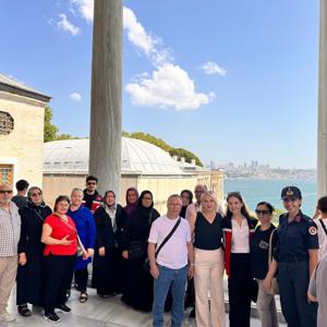 2025 'Aile Yılı' kapsamında "Ailemiz İnancımız, Geleneğimiz, Değerlerimiz" temasıyla Şehit Yakınlarımız ile Topkapı Sarayını ziyaret ediyoruz. - fotoğraf 3