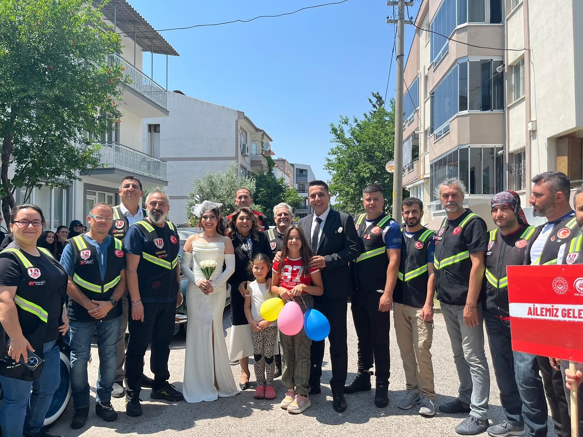 💍 2025 #AileYılı kapsamında; “Evlenecek Gençlerin Desteklenmesi Projesi” doğrultusunda Başvurusu Onaylanan Özlem & Alper çiftimiz için, Paydaş Kurumlarımızın iş birliğiyle Temsili Konvoy Etkinliği Düzenlendi.