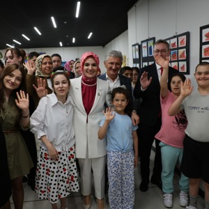 Bakanımız Göktaş, Başakşehir'de "Bizim Çınarlar Yaşam Merkezi"nin açılışı ile Engelsiz Yaşam Merkezi'nde düzenlenen sergiye katıldı - fotoğraf 11