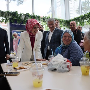 Bakanımız Göktaş, Başakşehir'de "Bizim Çınarlar Yaşam Merkezi"nin açılışı ile Engelsiz Yaşam Merkezi'nde düzenlenen sergiye katıldı - fotoğraf 4