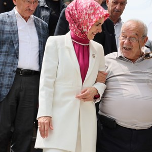 Bakanımız Göktaş, Başakşehir'de "Bizim Çınarlar Yaşam Merkezi"nin açılışı ile Engelsiz Yaşam Merkezi'nde düzenlenen sergiye katıldı - fotoğraf 3