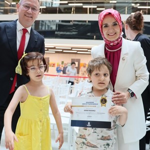 Bakanımız Göktaş, Başakşehir'de "Bizim Çınarlar Yaşam Merkezi"nin açılışı ile Engelsiz Yaşam Merkezi'nde düzenlenen sergiye katıldı - fotoğraf 10