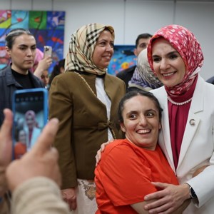 Bakanımız Göktaş, Başakşehir'de "Bizim Çınarlar Yaşam Merkezi"nin açılışı ile Engelsiz Yaşam Merkezi'nde düzenlenen sergiye katıldı - fotoğraf 15