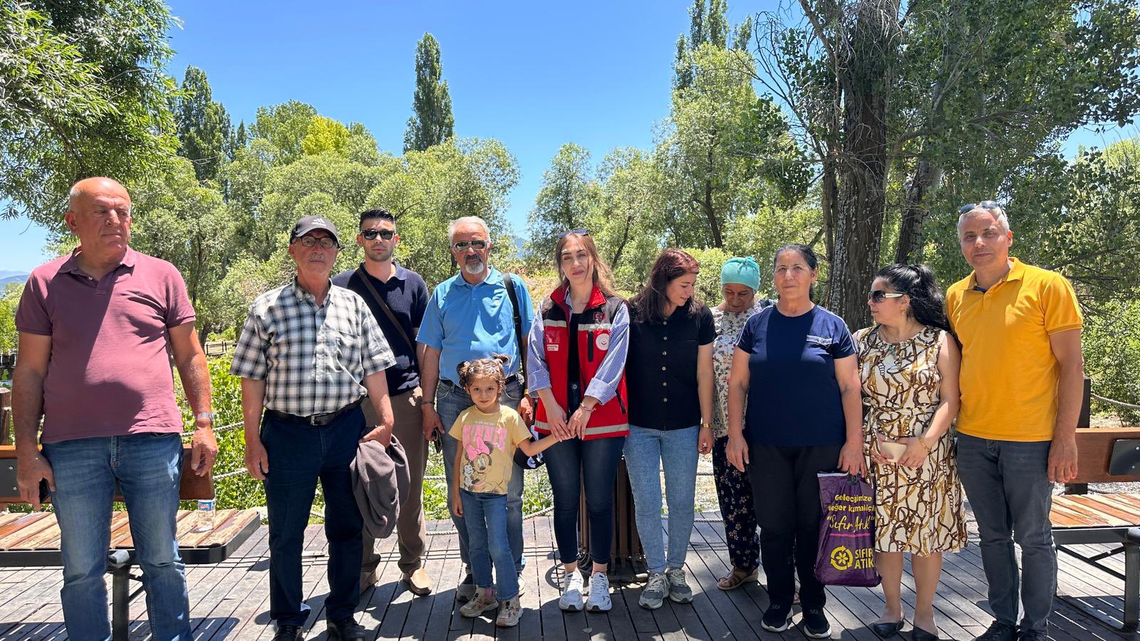 İlimiz merkezinde ikamet eden Aziz Şehitlerimizin yakınları ve Kahraman Gazilerimiz ile Ovacık Munzur Gözeleri Gezisi gerçekleştirilmiştir. Ovacık Kaymakamı Sayın Hüseyin Şamil SÖZEN, Şehit yakınlarımız ve Gazilerimizi makamında ağırlamıştır.