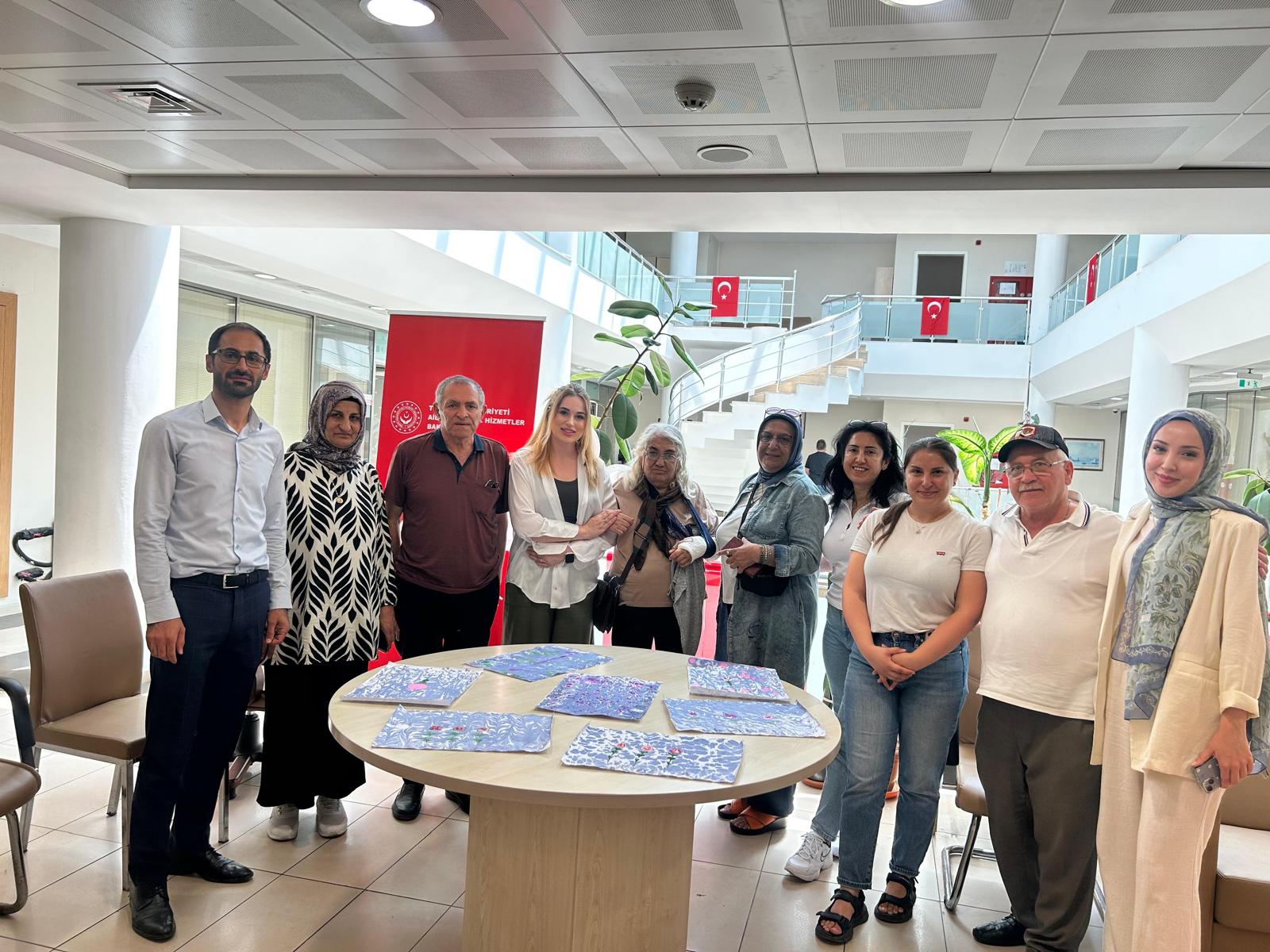 Aile Yılı Kapsamında "Ailemiz Neşemiz, Huzurumuz" Temasıyla Şehit Yakını ve Gazi Ailelerimizle Ebru Sanatı Etkinliği Düzenlenmiştir.