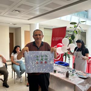Aile Yılı Kapsamında "Ailemiz Neşemiz, Huzurumuz" Temasıyla Şehit Yakını ve Gazi Ailelerimizle Ebru Sanatı Etkinliği Düzenlenmiştir. - fotoğraf 4