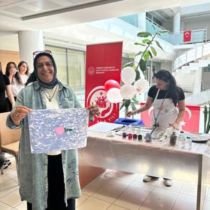 Aile Yılı Kapsamında "Ailemiz Neşemiz, Huzurumuz" Temasıyla Şehit Yakını ve Gazi Ailelerimizle Ebru Sanatı Etkinliği Düzenlenmiştir. - fotoğraf 5