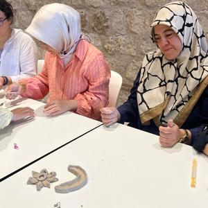 2025 Aile Yılı Kapsamında Ailemiz Neşemiz, Huzurumuz Mottosuyla Şehit Ailelerimizin Katılımıyla Seramik Atölyesi Düzenlenmiştir - fotoğraf 3