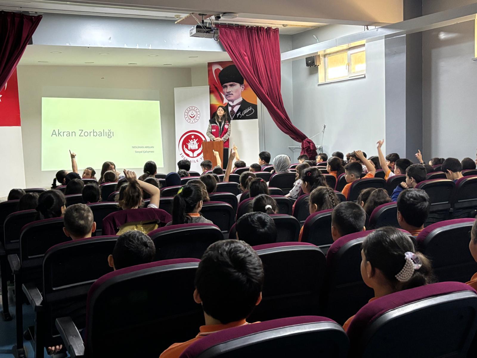 Sosyal Hizmet Merkezlerimiz Tarafından Aile Eğitim Programı Kapsamında Yürütülen Eğitim Faaliyetleri Düzenli Olarak Devam Ediyor