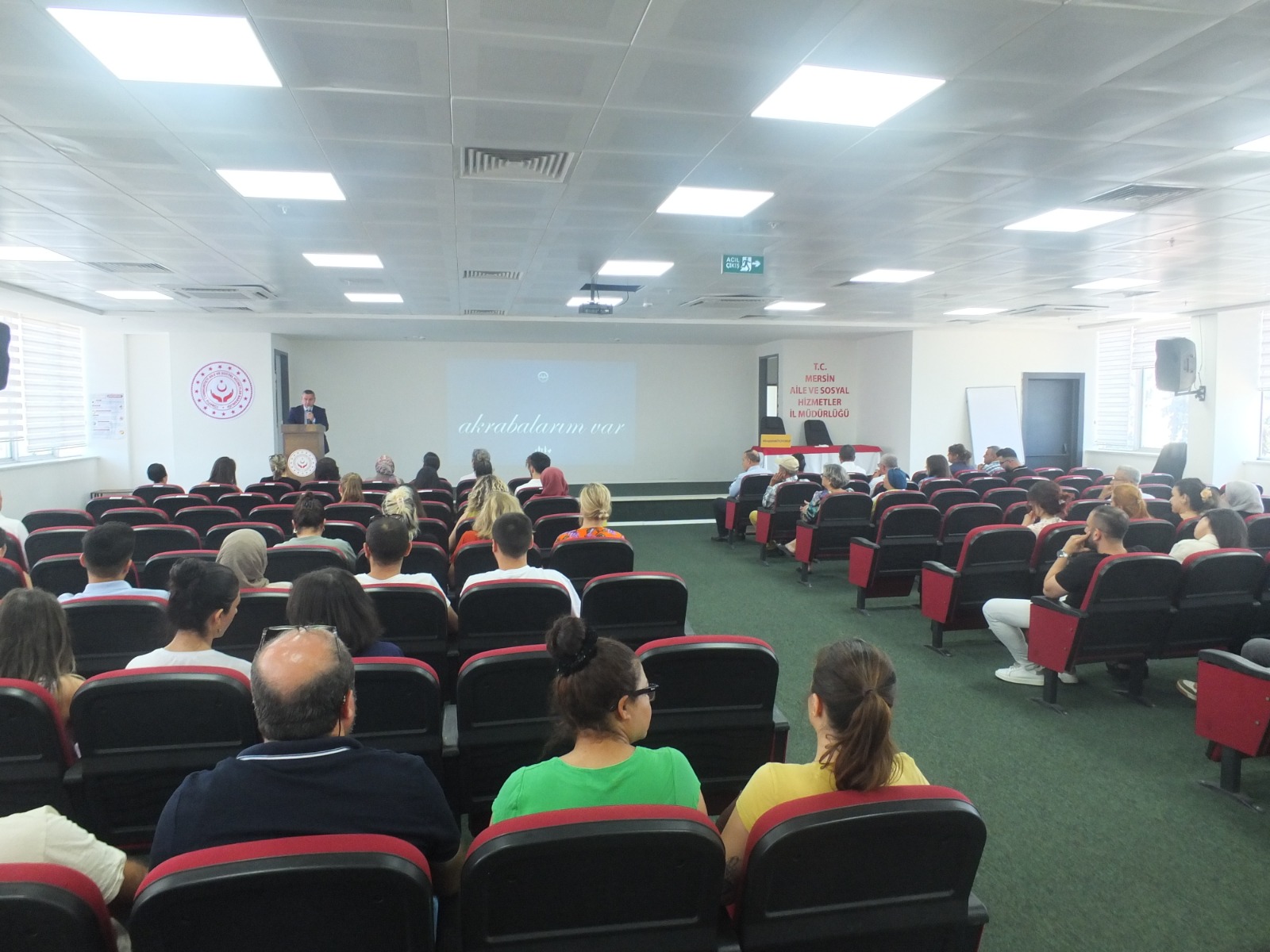 Aile Bağlarının Önemi konulu Aile Söyleşisi Mersin Müftülüğü Din Hizmetleri Uzmanı Meryem Akarçay tarafından yapıldı. İl Müdürümüz Naci Yılmaz'ın katılımıyla yapılan söyleşide plaket takdimi yapıldı.