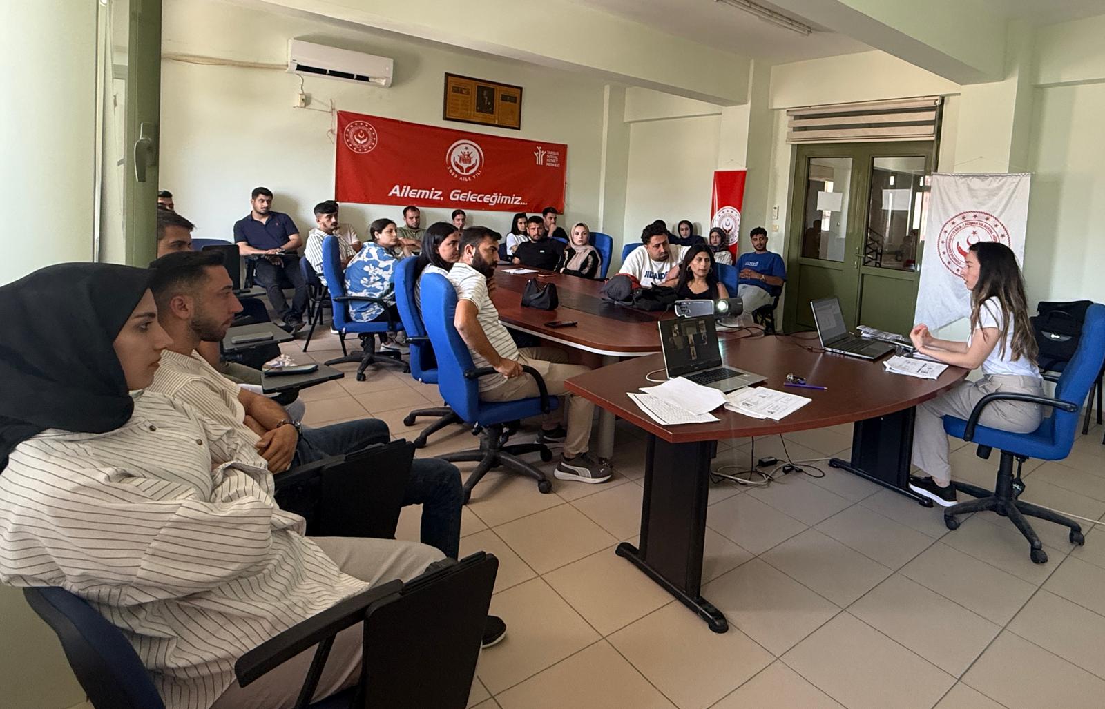 2025 #AileYılı kapsamında Tarsus SHM tarafından Evlenecek Gençlerin Desteklenmesi Projesi kapsamında Müdürlüğümüz eğitim salonunda evlenecek genç çiftlere yönelik Evlilik Öncesi Eğitimi verilmiştir.