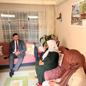 İl Müdürümüz Sn. Ömer TURAN, 15 Temmuz Şehidimiz Kader SİVRİ 'nin Annesi Emine SİVRİ 'nin Hanesine Ziyaret Gerçekleştirmiştir. - fotoğraf 1