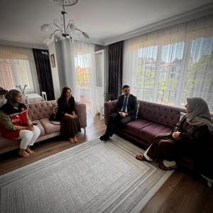 İl Müdürümüz Ömer TURAN, Hac Ziyaretini Gerçekleştiren Kamu Şehidimiz Ali MENEKŞE 'nin eşi Sn. Zeynep MENEKŞE 'nin Hanesine Ziyaret Gerçekleştirmiştir. - fotoğraf 1