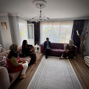 İl Müdürümüz Ömer TURAN, Hac Ziyaretini Gerçekleştiren Kamu Şehidimiz Ali MENEKŞE 'nin eşi Sn. Zeynep MENEKŞE 'nin Hanesine Ziyaret Gerçekleştirmiştir. - fotoğraf 2