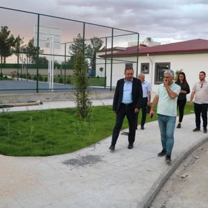 İl Müdürümüz Aydın Polat, Çocuk Kuruluş Müdürlüklerinde görev yapan idarecilerimizle birlikte yapımı devam eden Sosyal Hizmet Kampüsü’nün inşaat alanını yerinde inceledi. - fotoğraf 1