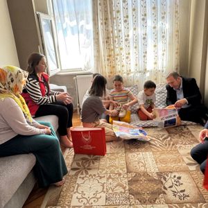 İl Müdürümüz Sayın Aydın POLAT, Kurban Bayramı münasebetiyle ebeveyn kaybı yaşamış çocuklarımızı hanelerinde ziyaret ederek bayramlarını kutladı. - fotoğraf 16
