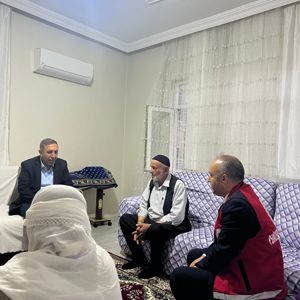 İl Müdürümüz Aydın Polat, Kurban Bayramı vesilesiyle, aziz şehidimiz Süleyman İyikul’un kıymetli ailesini evlerinde ziyaret etti. - fotoğraf 2