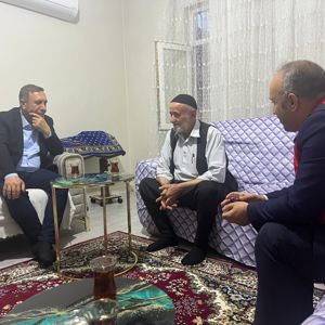 İl Müdürümüz Aydın Polat, Kurban Bayramı vesilesiyle, aziz şehidimiz Süleyman İyikul’un kıymetli ailesini evlerinde ziyaret etti. - fotoğraf 1