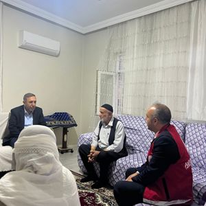 İl Müdürümüz Aydın Polat, Kurban Bayramı vesilesiyle, aziz şehidimiz Süleyman İyikul’un kıymetli ailesini evlerinde ziyaret etti. - fotoğraf 3