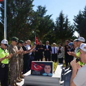 Şehit Polis Memur Serhan Alışkan Kabri Başında Anıldı.	 - fotoğraf 3
